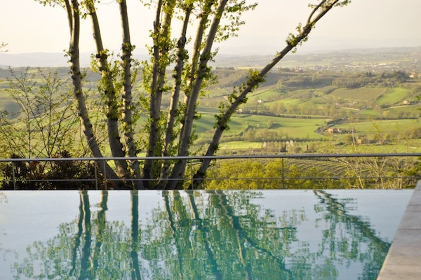 Kolam renang outdoor, dengan payung kolam renang dan kursi berjemur