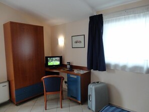 Dobbelt- eller tomannsrom, terrasse | Sengetøy av topp kvalitet, minibar og skrivebord