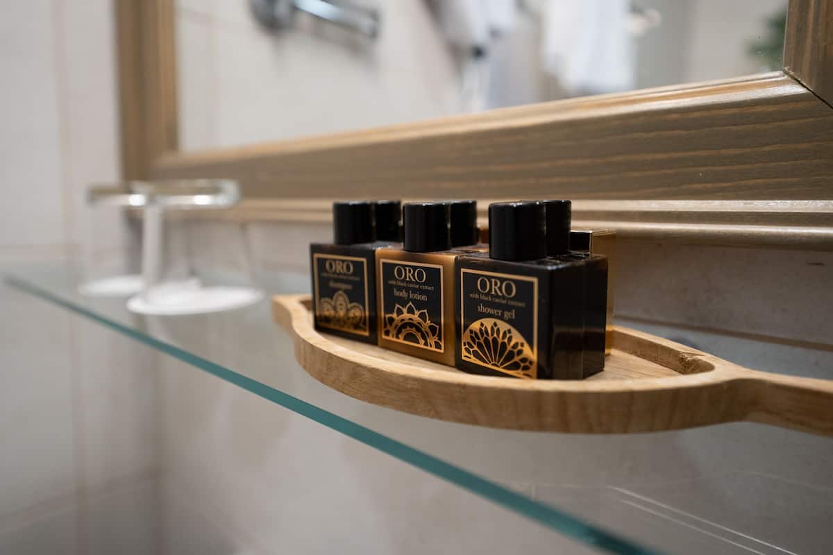 superior double room, balcony, sea view | bathroom | free toiletries, hair dryer, bathrobes, slippers