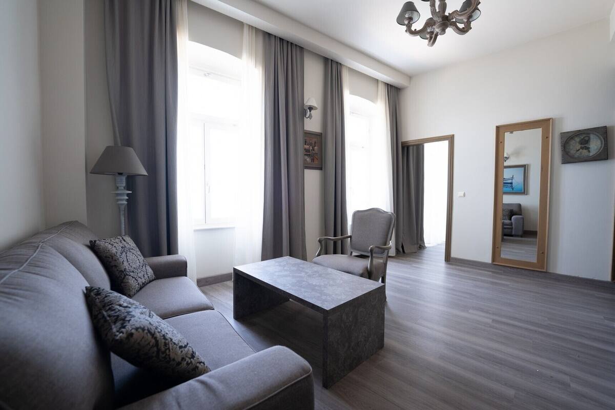 deluxe suite with balcony and sea view | 1 bedroom, minibar, in-room safe, desk