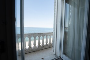 Deluxe Suite with Balcony and Sea View | 1 chambre, minibar, coffre-fort, bureau