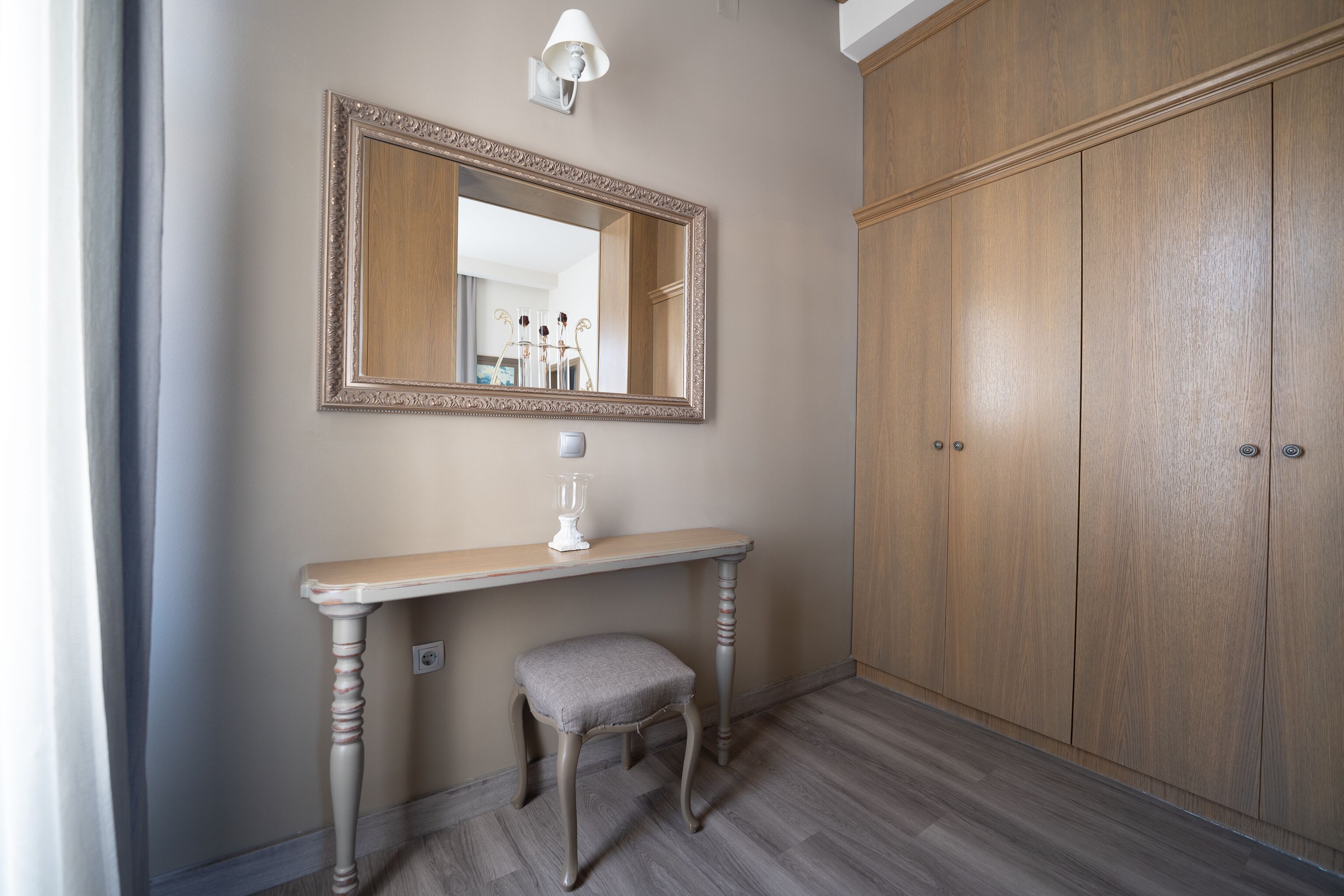 deluxe suite | living area | 80-cm lcd tv with cable channels, tv