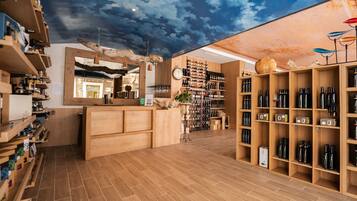 Eine moderne Bar mit Holzböden und einem rustikalen Deckenbau.