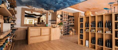 Un bar moderne avec des étagères en bois et un plafond au design rustique.