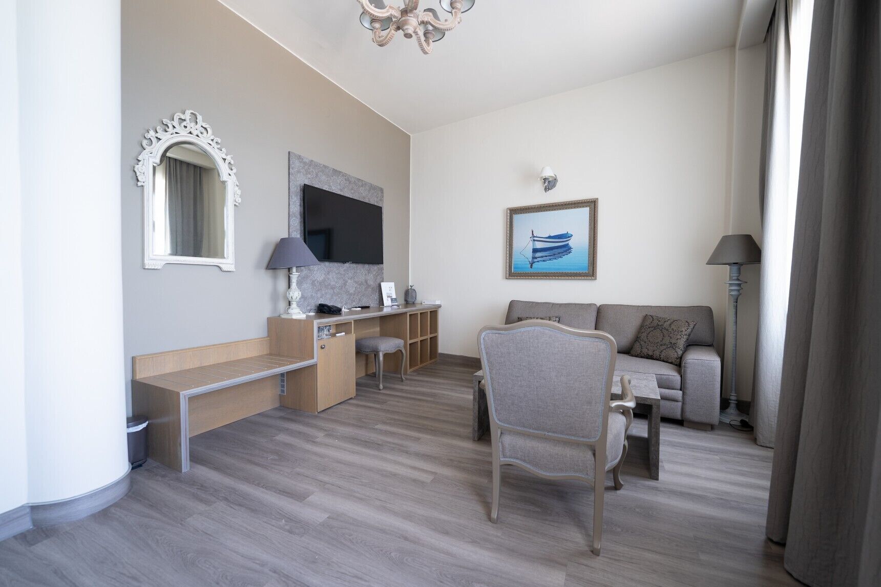 deluxe suite with balcony and sea view | 1 bedroom, minibar, in-room safe, desk