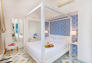 Down duvets, memory-foam beds, minibar, in-room safe - Relais Correale Rooms & Garden (Sorrento)