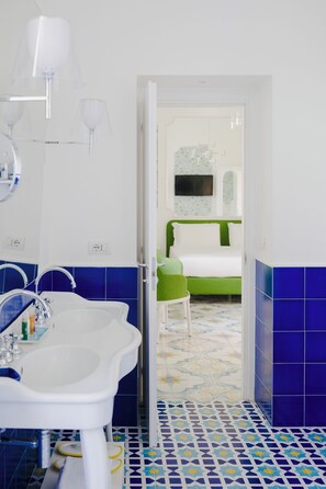 Deluxe Room | Bathroom | Shower, rainfall showerhead, free toiletries, hair dryer - Relais Correale Rooms & Garden (Sorrento)