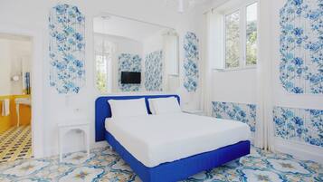 Couette en duvet d'oie, matelas mémoire de forme, minibar