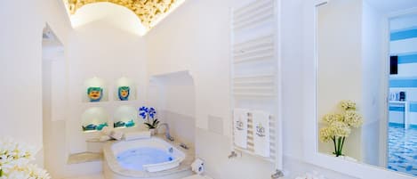 Kind double room with Jacuzzi tub | Salle de bain | Douche, douche cascade, articles de toilette (gratuits)