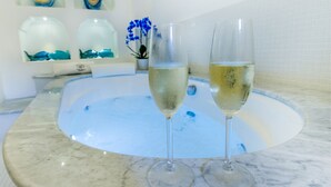 Kind double room with Jacuzzi tub