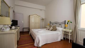 4 bedrooms, premium bedding, in-room safe, desk