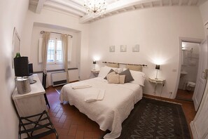 Standard Twin Room (with sofa) | 4 bedrooms, premium bedding, in-room safe, desk - Cosy House (Florence)