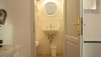 Shower, rainfall showerhead, free toiletries, hair dryer