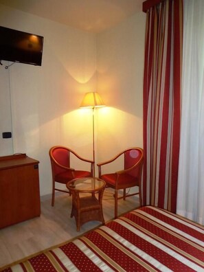 Quarto solteiro standard | Cofres nos quartos, escrivaninha, cortinas blackout