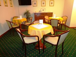 Frokost med lokale retter er inkludert hver dag