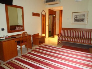 Zimmersafe, Schreibtisch, Verdunkelungsvorhänge, schallisolierte Zimmer