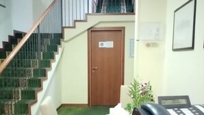 A hotel reception desk with a telephone, a bell, and a sign indicating a sale. - Hotel Select (Montecchio Emilia)