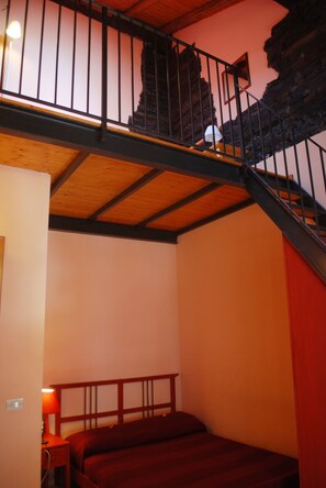 客房内保险箱、折叠床/加床（额外收费）、免费 WiFi、床单