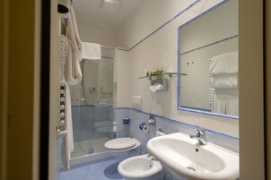 Superior Quadruple Room | Bathroom