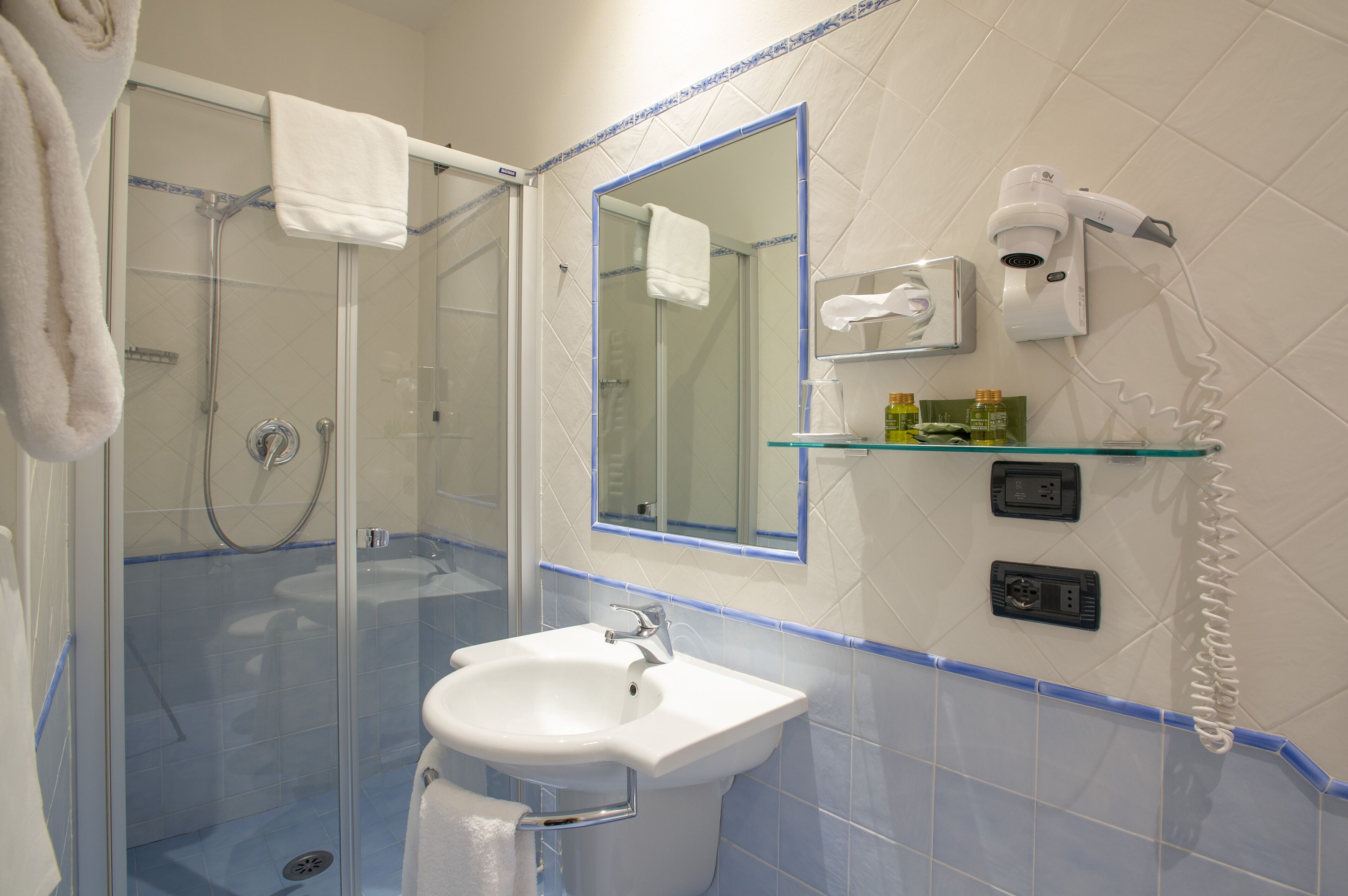 double room (small) | bathroom | shower, free toiletries, hair dryer, towels