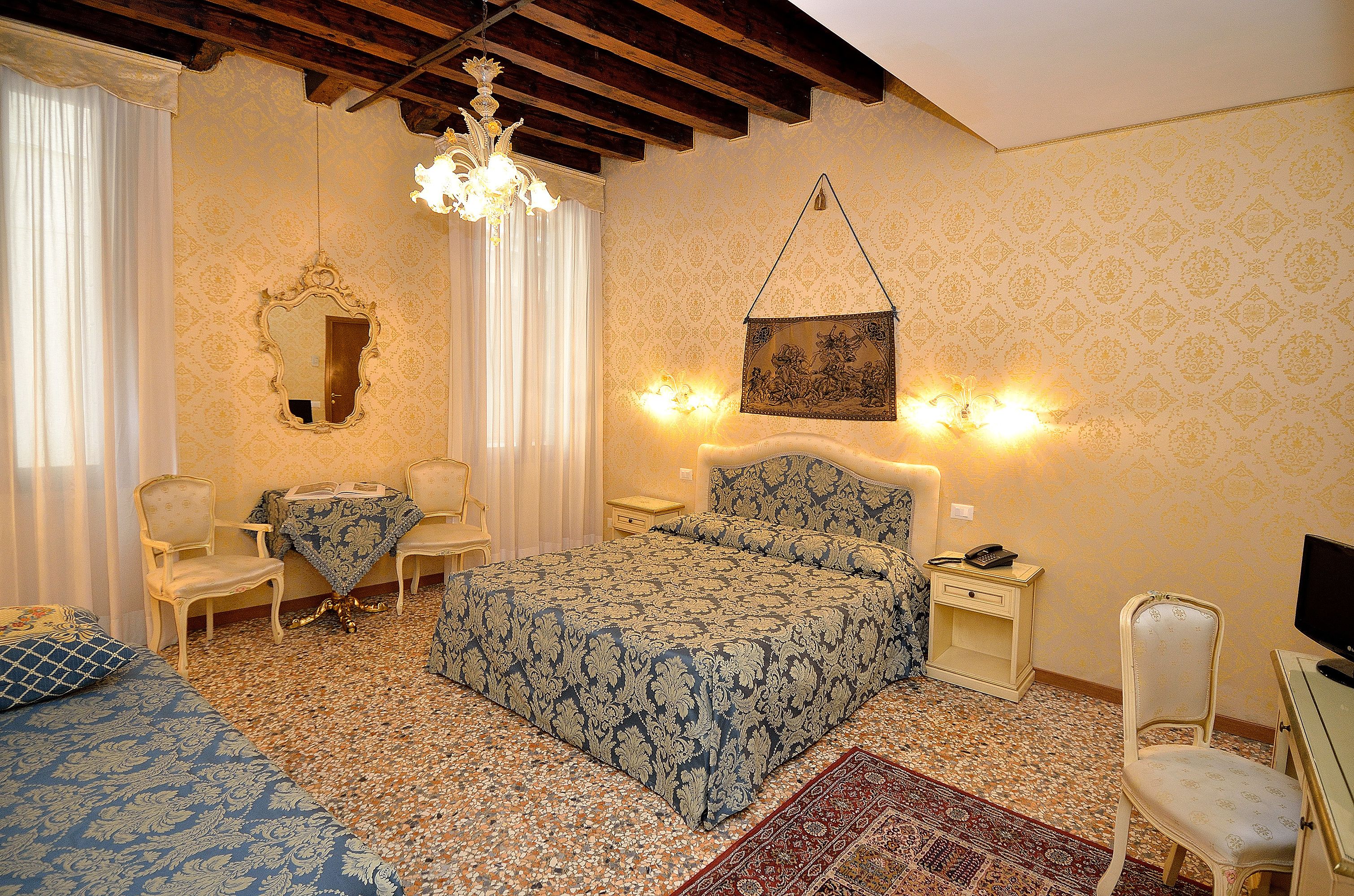 Minibar, värdeförvaringsskåp på rummet, extrasängar och gratis wi-fi