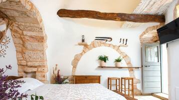 Kamar Double Klasik (Trullo) | Seprai premium, brankas, dan dilengkapi dengan perabotan berbeda-beda