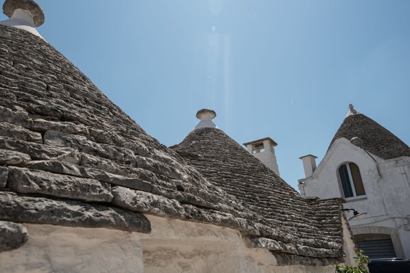 Un edificio de techo de piedra con cielo despejado.