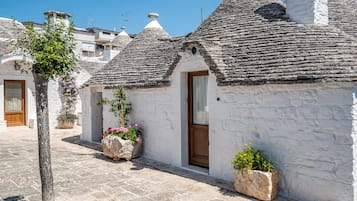 Classic-Doppelzimmer (Trullo) | Hochwertige Bettwaren, Zimmersafe, individuell eingerichtet