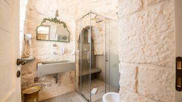 Classic Double Room (Trullo) | Bathroom shower
