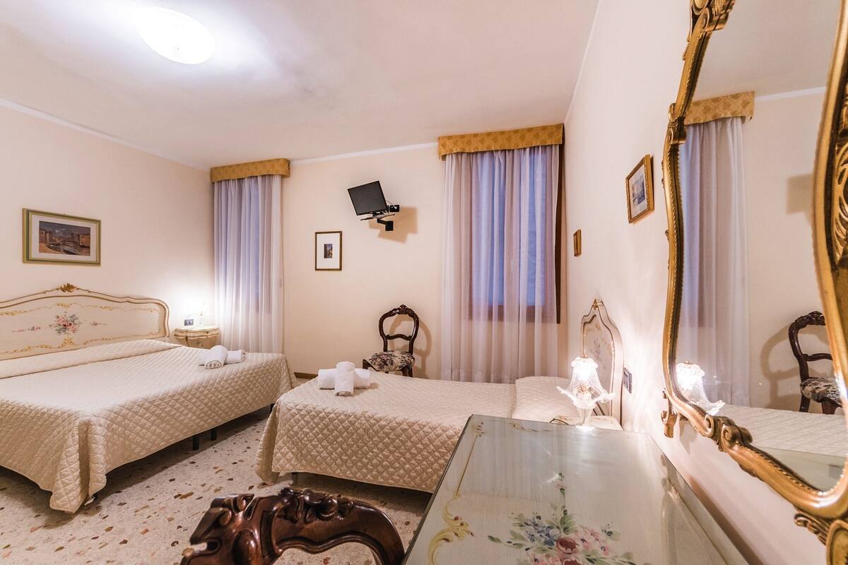 أغطية فراش متميزة وميني بار وخزنة داخل الغرفة ومكتب