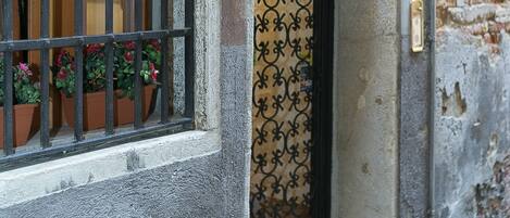 Entrée de l’hébergement