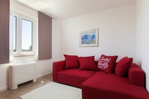Departamento estándar, 1 habitación | Sala de estar | Televisión 