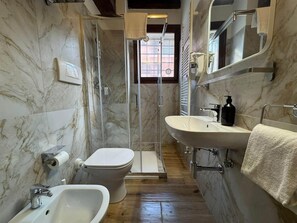 Junior-Suite, Kanalblick | Badezimmer | Dusche, Haartrockner