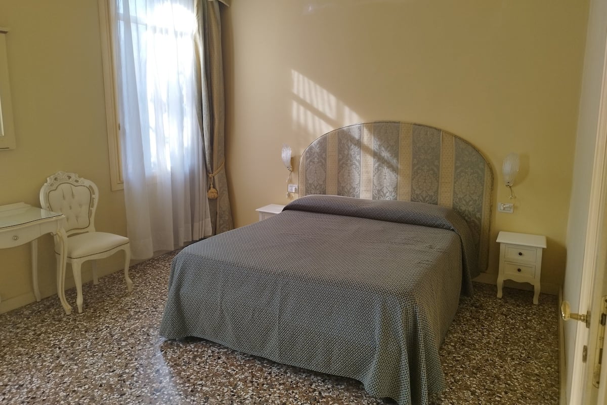Decoración personalizada, muebles diferentes y wifi gratis