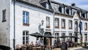 Valkoinen rakennus, jonka kyltissä lukee: ”Hotelli-ravintola La Ville Blanche”.
