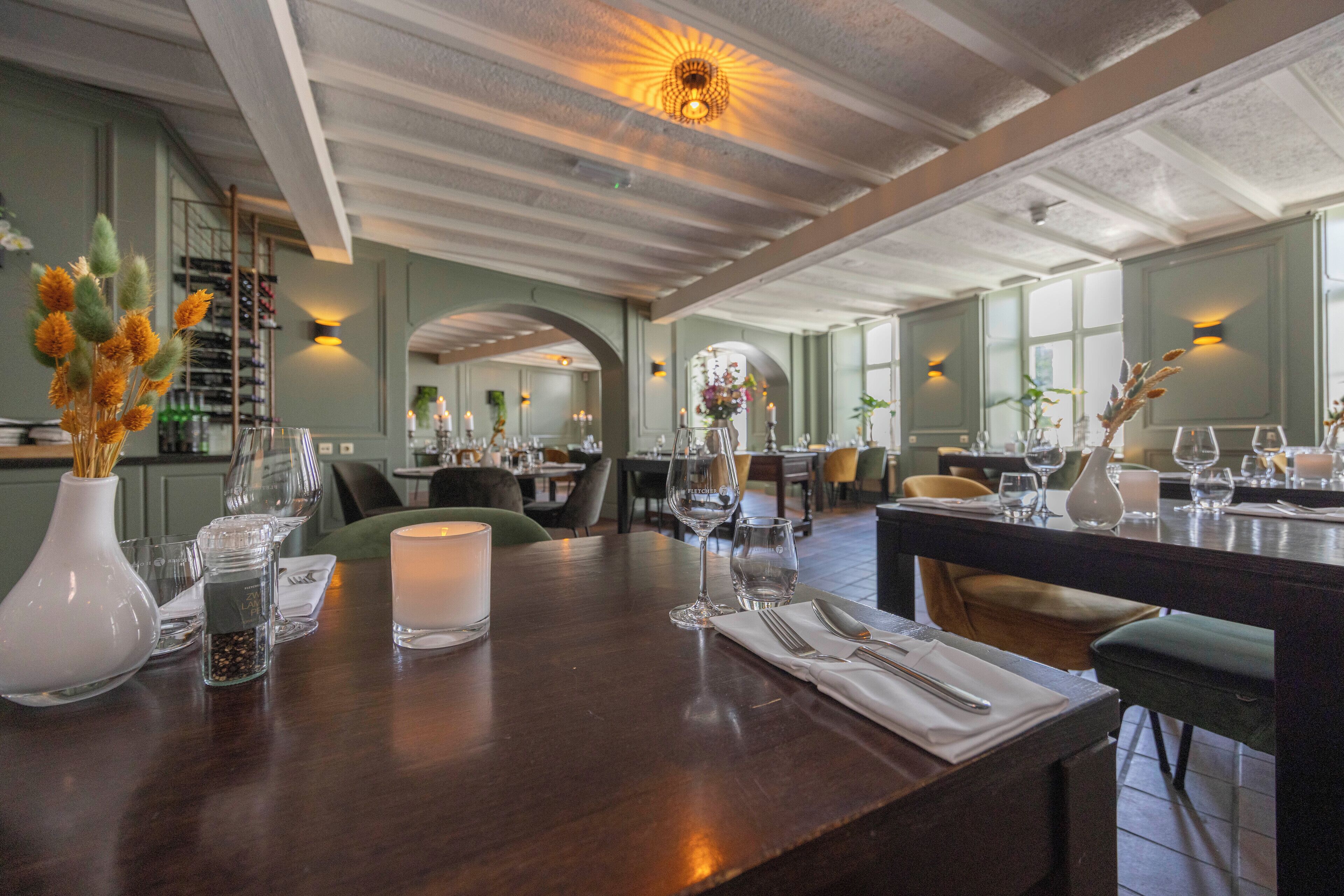 2 restaurants, breakfast served