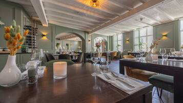 2 restaurants, breakfast served