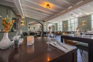 2 restaurants, breakfast served