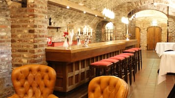 2 bar/lounge