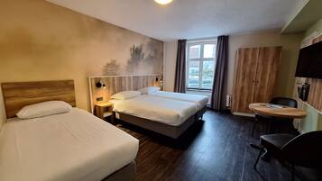 Driepersoonskamer | Een bureau, babybedden, extra bedden, beddengoed