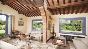 Suite Luxury, 1 letto king, bagno privato, al piano terra | Area soggiorno