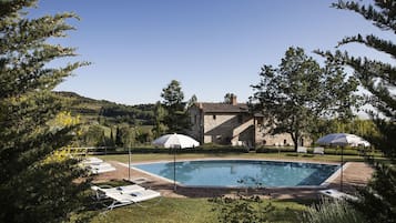 Piscina all'aperto, lettini