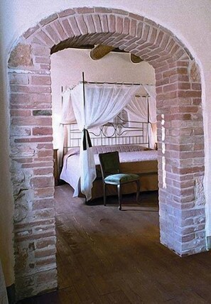 Luxury Suite, 1 King Bed, Private Bathroom, Tower | In-room safe, individually decorated, individually furnished, desk - Podere Monti (Montepulciano)