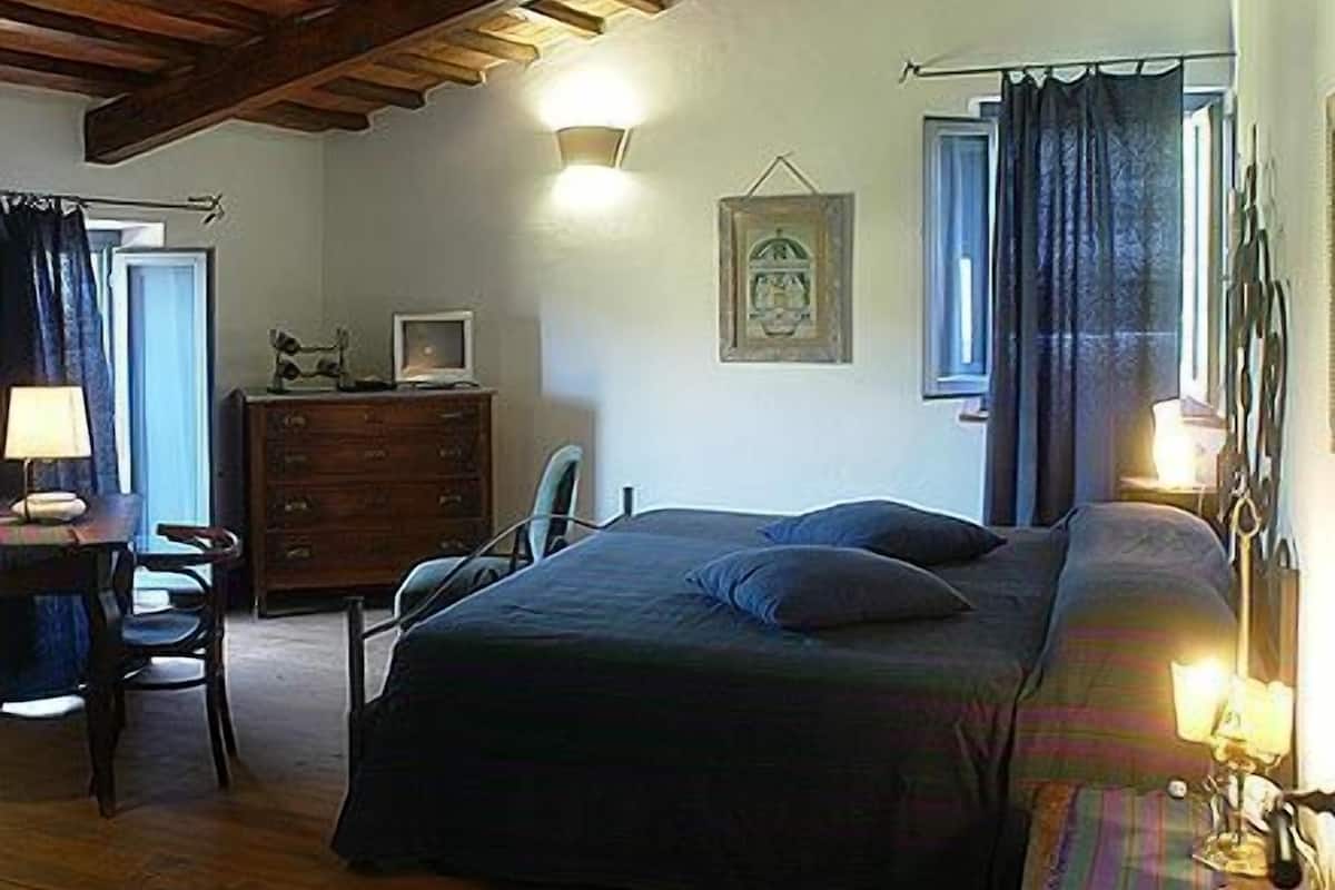 In-room safe, individually decorated, individually furnished, desk