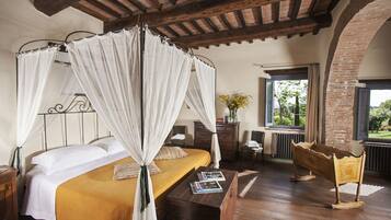 Suite Luxury, 1 letto king, bagno privato, piano elevato | Una cassaforte in camera, una scrivania