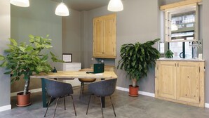 Una cucina moderna con mobili in legno, un tavolo da pranzo con sedie e lampade a sospensione.