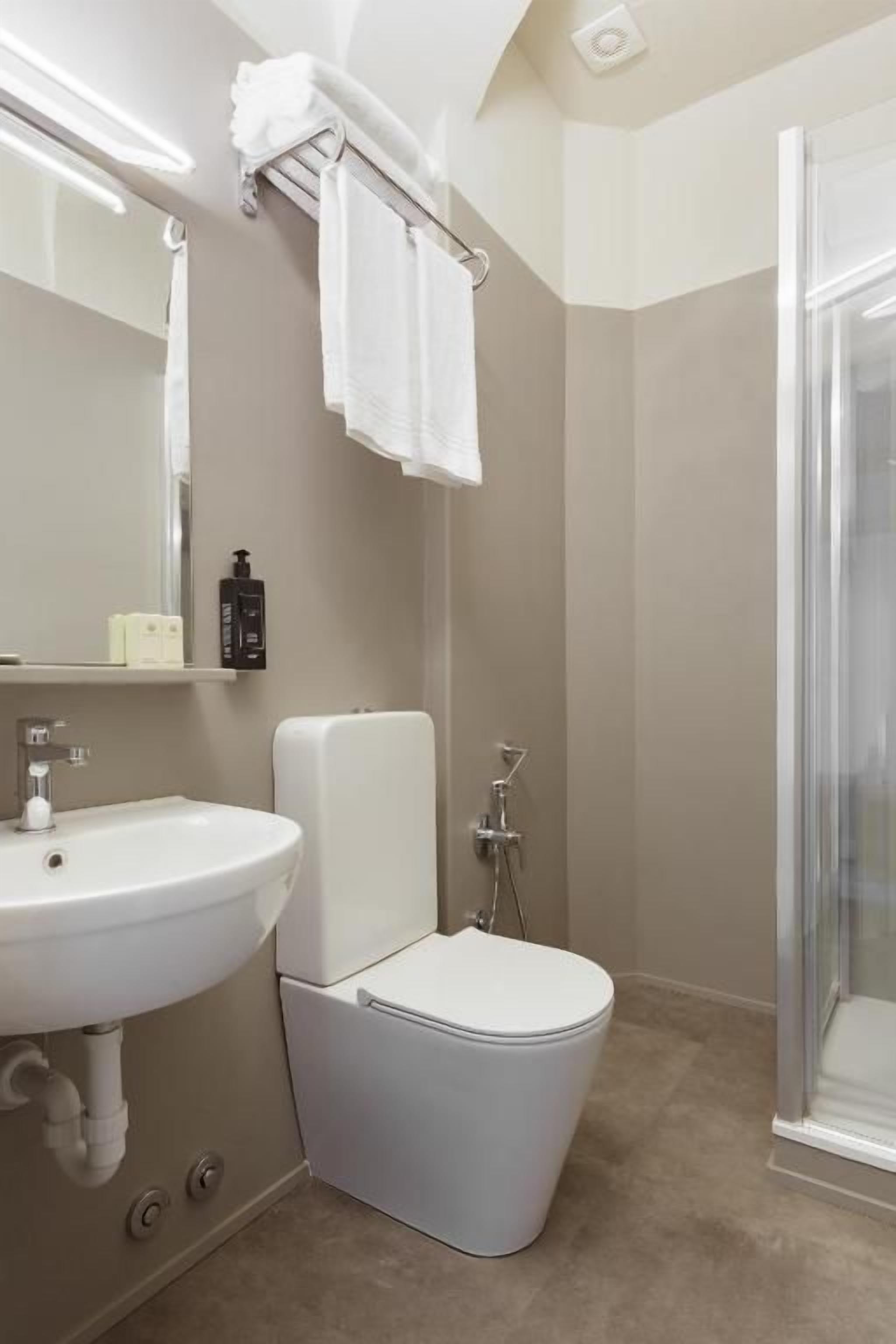 Un bagno con WC, lavandino e doccia.