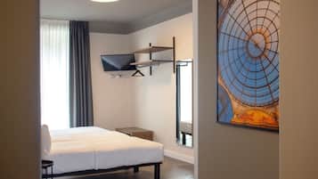 Edredón, decoración personalizada, muebles diferentes y escritorio