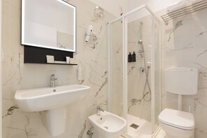 Cabezal de ducha tipo lluvia y artículos de higiene personal gratuitos