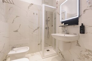 Geniş duş başlığı, ücretsiz banyo/kozmetik ürünleri 